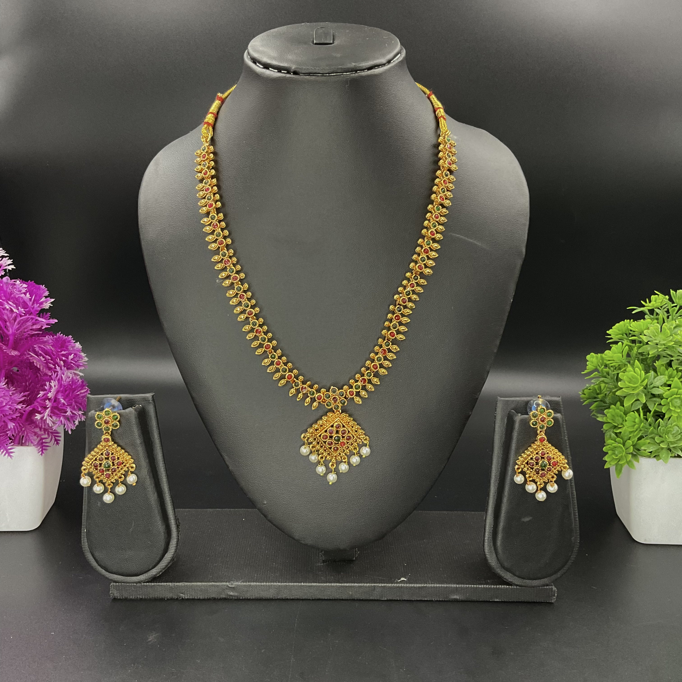 Manufacturer, Exporter, Importer, Supplier, Wholesaler, Retailer, Trader of Simple Antique Necklace in New Delhi, Delhi, India.